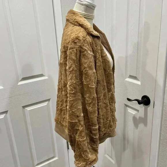 New Directions zip front faux fur tan jacket with elastic waist and cuffs - Picture 7 of 10